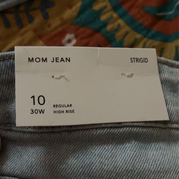 AE STRETCH RIPPED MOM JEAN; SIZE 10; NEW NEVER WORN - Picture 2 of 2
